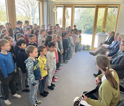 Auftritt bei der offiziellen Einweihnungsfeier: Die Schüler und Schülerinnen der Friedrich-Silcher-Schule in Sickenhausen. 