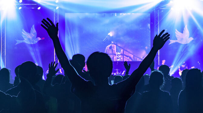 worship, church, christian, concert, raised, hand, music, praise, fun, celebration, dance, religion, joy, celebrate, sing, perfo Emotional und zuweilen auch sehr laut geht es bei den multimedial unterstützten Gottesdienstformaten der ICF zu.