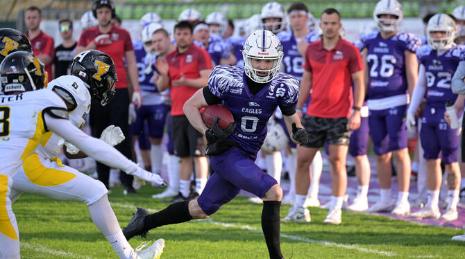 Rückkehrer Leander Winter (lila Trikot) steuert zwei Touchdowns zum Sieg der Eagles bei. FOTO: BAUR Rückkehrer Leander Winter (lila Trikot) steuert zwei Touchdowns zum Sieg der Eagles bei. FOTO: BAUR