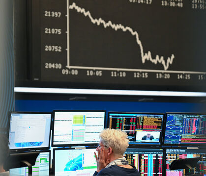 Die Anzeigetafel an der Frankfurter Börse mit der fallenden Dax-Kurve.  FOTO: DEDERT/DPA