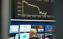 Die Anzeigetafel an der Frankfurter Börse mit der fallenden Dax-Kurve.  FOTO: DEDERT/DPA