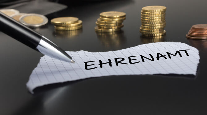 Ehrenamt,wirtschaft,geld,business,münzen,konzept,absatzmarkt,geldbörse,planung,gespräch,papier,grau,stapel,finanzen,zettel,indus Eine Wertschätzung und ein Dankeschön fürs Ehrenamt sollte es sein: Die Ehrenamtskarte, mit der Engagierte bei Eintritten Geld s