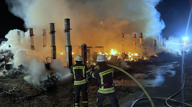 Nicht mehr zu retten waren die Lagerhallen beim Hornbach-Baumarkt in Lustnau. FOTO: MEYER