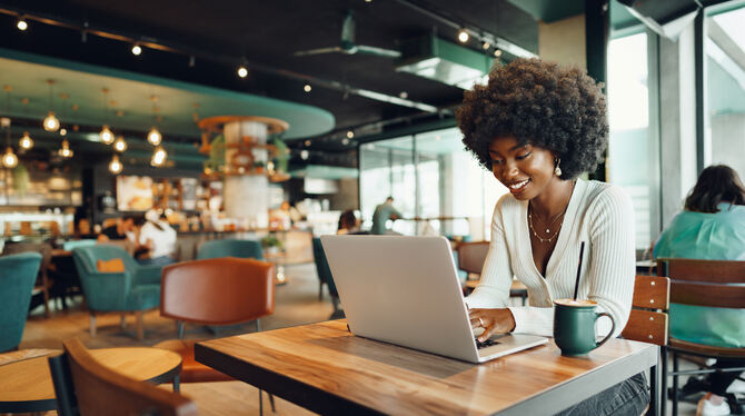 laptop,black,african,computer,cafe,women,internet,looking,student,young,business,email,person,girl,lifestyle,using,face,urban,en In Reutlingen ist es in den meisten Cafés kein Problem, mit dem Laptop am Tisch zu arbeiten. Nahezu alle haben W-LAN und einige