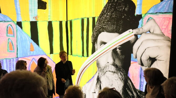 gea leserfahrt hundertwasser forum jana lepple foto akr Kunsthistorikerin Jana Lepple führt die GEA-Leser durch die Hundertwasser-Schau in Lindau.
