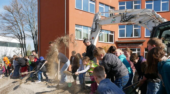 Freie Georgenschule Gemeinsam mit Bauunternehmer Kay Jentz warfen Kinder und Jugendliche der Reutlinger Freien Georgenschule beim Spatenstich Sand i