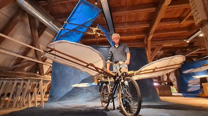 Gustav Mesmer Stefan Hartmaier mit einem Flugrad von Gustav Mesmer.