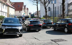 Freies Parken in der Schlossstraße. Engstelle vor der Wilhelm-Hauff-Realschule.