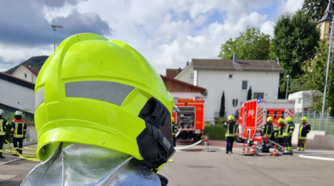 Bürgermeister, Grundausbildung, Feuerwehr, Freiwillige Feuerwehr, Ausbildung, Ehrenamt, Blaulicht, Einsatz Die Freiwillige Feuerwehr Eningen musste 2024 zu insgesamt 49 Alarmen über Brandmeldeanlagen in der Achalmgemeinde ausrücken. Ei