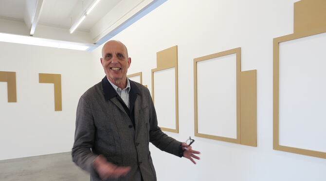 christian wulffen ausstellung gegenstände zum gedanklichen gebrauch kunstmuseum reutlingen konkret wandel-hallen foto akr Vertrackte Bilderrahmen-Kombinatorik: Christian Wulffen vor einer Werkserie in seiner Ausstellung in den Wandel-Hallen.