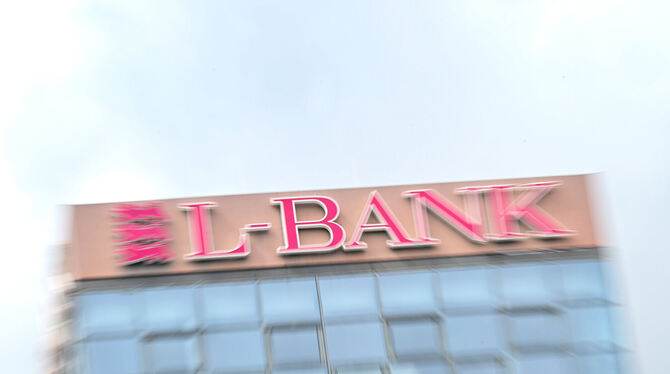 bwg, lsw, Wirtschaft, Banken, Mittelstand, Wirtschaftspolitik Das Logo der Landeskreditbank (L-Bank), der Staatsbank für Baden-Württemberg, am Gebäude in Stuttgart