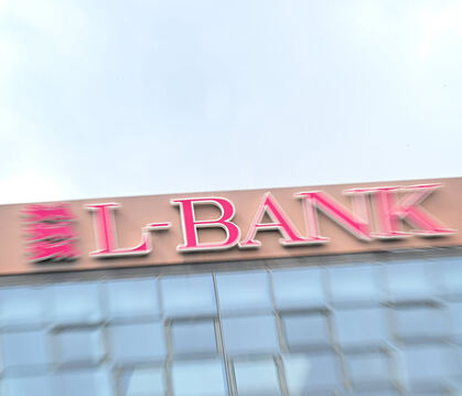 Das Logo der Landeskreditbank (L-Bank), der Staatsbank für Baden-Württemberg, am Gebäude in Stuttgart