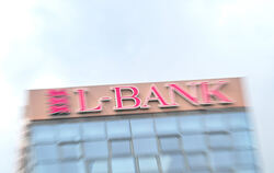 Das Logo der Landeskreditbank (L-Bank), der Staatsbank für Baden-Württemberg, am Gebäude in Stuttgart