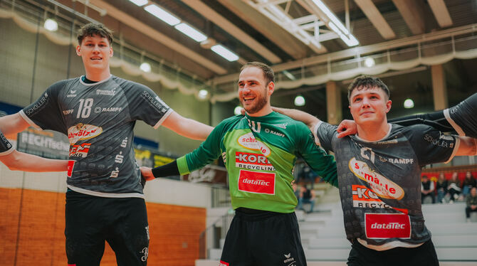 10.04.2025, 28. Spieltag, 3. Liga Sued, HBW Balingen-Weilstetten 2 vs. VfL Pfullingen, Handball, Saison 2024/2025 Großer Jubel bei den Pfullinger Spielern (von links) Sascha Brodbeck, Daniel Schlipphak und Mathis Roth.
