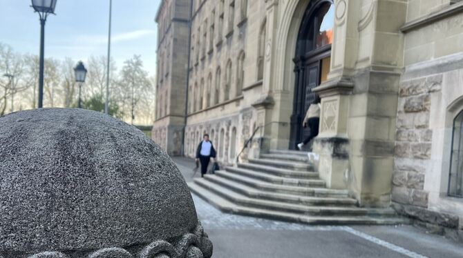 Amtsericht Tübingen Wegen nicht gezahlter Abgaben bei Re-Importen steht ein Reutlinger Autohändler nun vor dem Amtsgericht Tübingen.