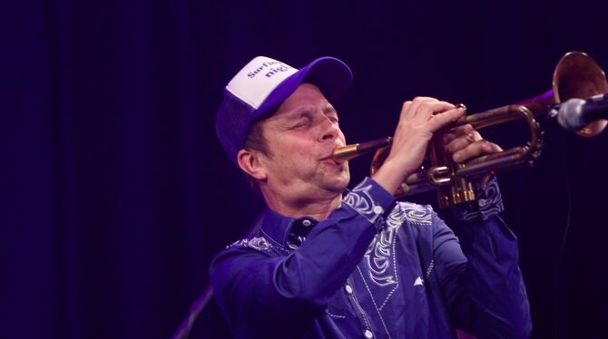 Jazzkonzert Der Ulmer Trompeter Joo Kraus unterhält im franz.K mit Cool- und Funkjazz.