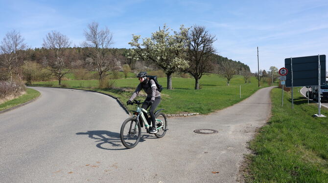 2025-04-10 Radweg Eningen Metzinge Planung Gemeinderat Rechts herum verläuft die Variante 2 des Radweges Eningen-Metzingen parallel zur Kreisstraße und links herum die Variante 3 über