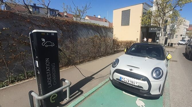 Die E-Ladesäule in der Wilhelmstraße 56 ist eine der meistgenutzten in Metzingen. In Kürze wird sie Gesellschaft durch eine zwei