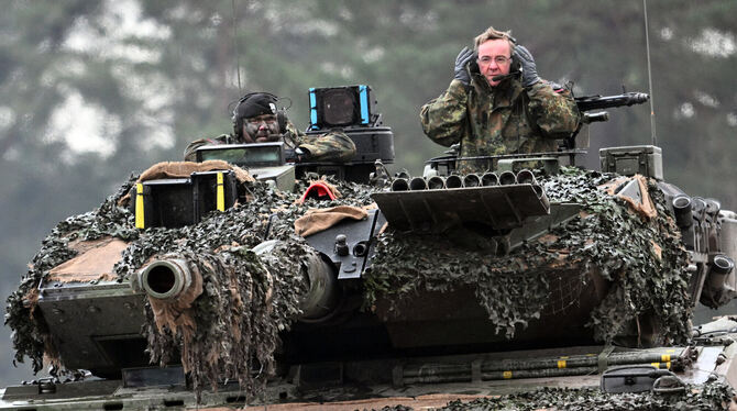 Deutschland, Ukraine, Russland, lnw, nwf Verteidigungsminister Boris Pistorius (SPD) fährt im Turm eines Leopard 2A6 mit.