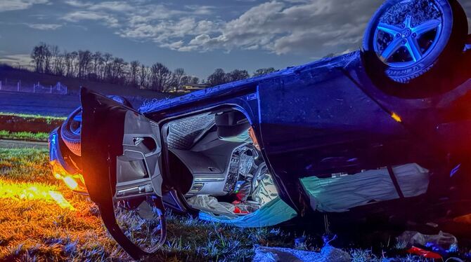 Dieses Auto ist aus bislang noch ungeklärter Ursache von der B28 zwischen Böhringen und Zainingen abgekommen und hat sich übersc
