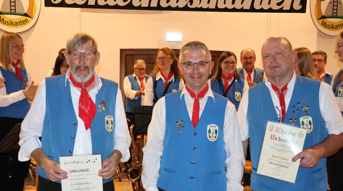 Frühjahrskonzert Köhlermusikanten Ihnen zu Ehren Standing Ovations: Wilhelm Mauser (links) und Kurt Class (rechts). Vorsitzender Reiner Failenschmid überreichte
