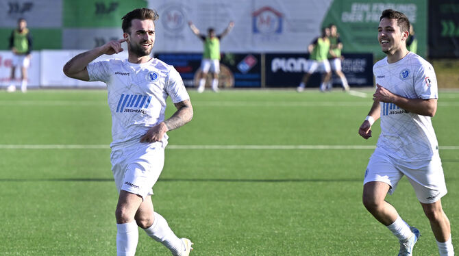 Fußball Verbandsliga Württemberg Trifft erneut per Freistoß: Christos Chatzimalousis (links).