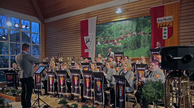Bescherte den Gästen in der Föhrenberghalle ein tolles Wochenende mit Musik und mehr: Die Musikkapelle Rietheim. FOTO: ZELLER-R Bescherte den Gästen in der Föhrenberghalle ein tolles Wochenende mit Musik und mehr: Die Musikkapelle Rietheim. FOTO: ZELLER-R