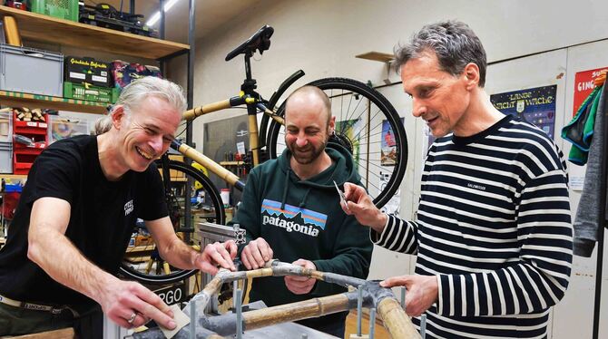 Miki Günter (links) zeigt mit Michl Schmidt (Mitte), wie man ein Bambus-Bike baut. Stefan Adam schaut gebannt zu. FOTO: KOVALENK Miki Günter (links) zeigt mit Michl Schmidt (Mitte), wie man ein Bambus-Bike baut. Stefan Adam schaut gebannt zu. FOTO: KOVALENK