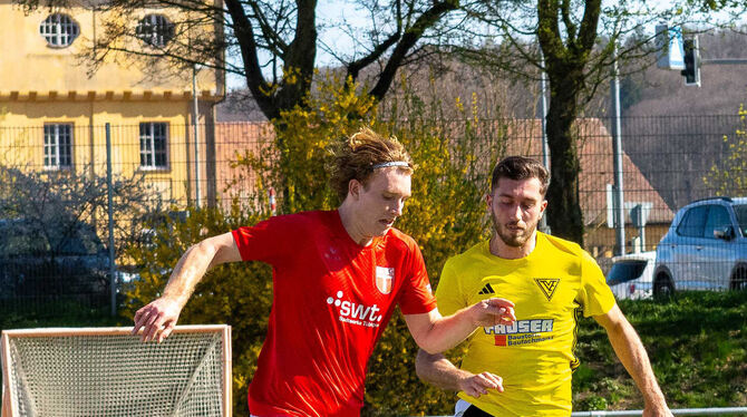 Tim Herrmann (links) von der TSG Tübingen im Zweikampf mit dem Echterdinger Leo Milutinovic. FOTO: FLIERL/EIBNER Tim Herrmann (links) von der TSG Tübingen im Zweikampf mit dem Echterdinger Leo Milutinovic. FOTO: FLIERL/EIBNER