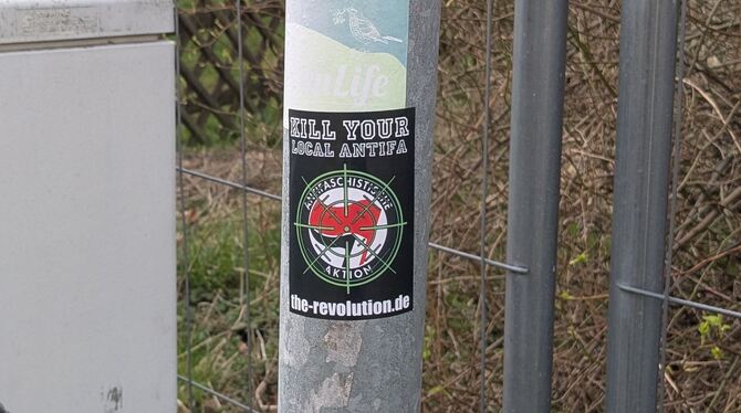 Auch solche Aufkleber seien, insbesondere rund um den Bahnhof, verstärkt in Nehren zu sehen.