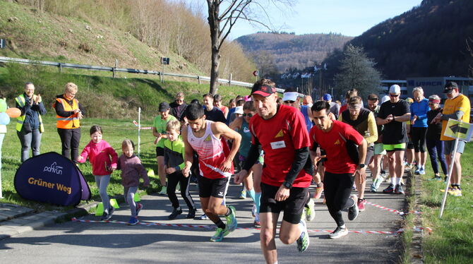 Bad Urach Pakrun Jubiläumslauf Spitzenläufer wie Bernd Weis (vorne) nehmen am Parkrun ebenso teil wie Kinder: Der Spaß am Sport steht im Vordergrund, der Weg i
