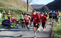 Spitzenläufer wie Bernd Weis (vorne) nehmen am Parkrun ebenso teil wie Kinder: Der Spaß am Sport steht im Vordergrund, der Weg i