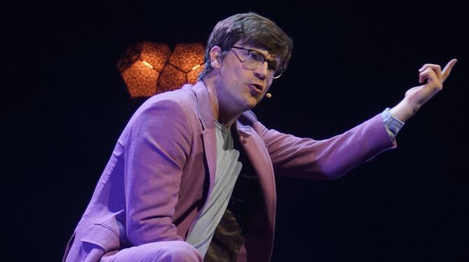 bodo wartke kabarett stadthalle reutlingen foto zimmermann Gags an der Cajón: Bodo Wartke beim Auftritt in der Stadthalle Reutlingen.