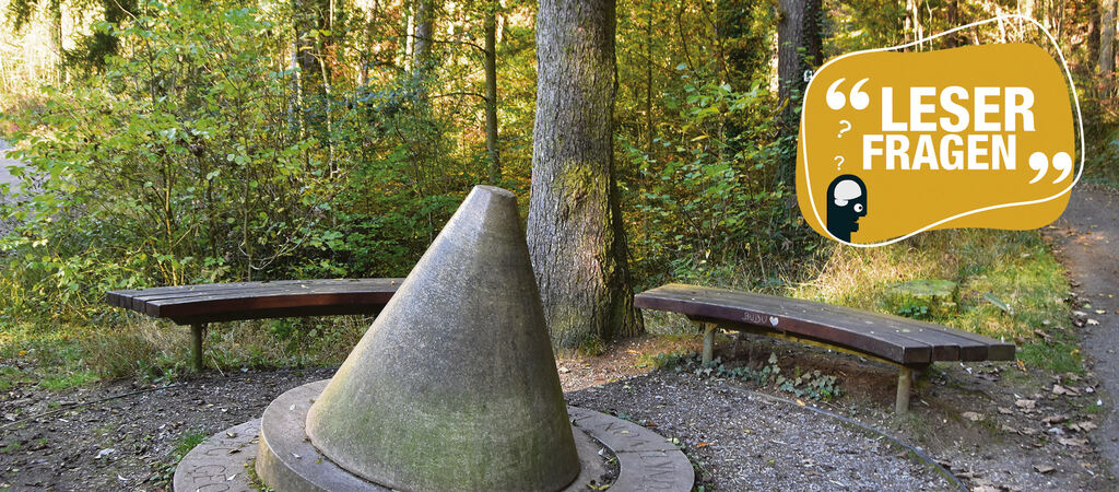 Seit 1986 markiert dieser tonnenschwere Kegel aus Juragestein den Mittelpunkt des Landes. Er liegt im Wald "Elysium", in der Näh