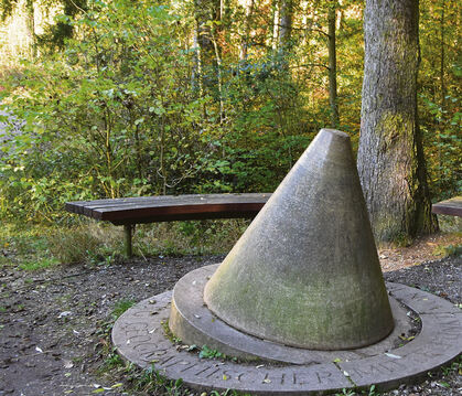 Seit 1986 markiert dieser tonnenschwere Kegel aus Juragestein den Mittelpunkt des Landes. Er liegt im Wald "Elysium", in der Näh