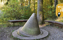 Seit 1986 markiert dieser tonnenschwere Kegel aus Juragestein den Mittelpunkt des Landes. Er liegt im Wald "Elysium", in der Näh