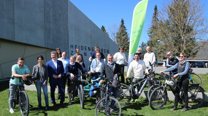 Hülben Heidengrabenzentrum Keltentour Die e-Bike-Keltentour ist offiiziell eröffnet: Von Münsingen geht's über das Heidengrabenzentrum wieder retour.