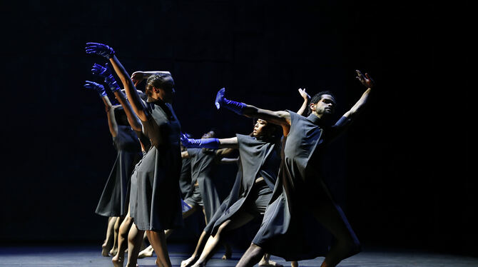 le sacre du printemps szene annett göhre theater ulm foto zenna Szene aus »Le sacre du printemps« in der Choreografie von Annett Göhre am Theater Ulm.