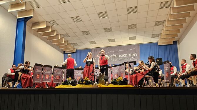 Viel Beifall erhielten die Interpreten beim volkstümlichen Abend der Albdorfmusikanten Pfronstetten. FOTO: THUMM Viel Beifall erhielten die Interpreten beim volkstümlichen Abend der Albdorfmusikanten Pfronstetten. FOTO: THUMM