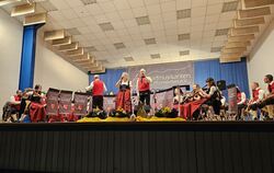 Viel Beifall erhielten die Interpreten beim volkstümlichen Abend der Albdorfmusikanten Pfronstetten.  FOTO: THUMM