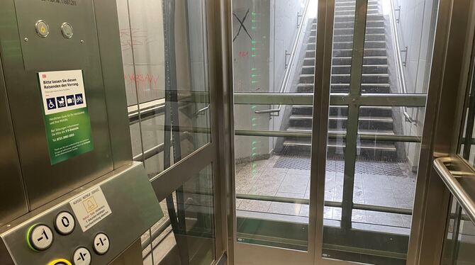 Mit diesem Aufzug gelangen Fahrgäste zum Zug an den Gleisen 2 und 3 des Mittelbahnsteigs. Eigentlich sollte das bereits im Septe