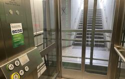 Mit diesem Aufzug gelangen Fahrgäste zum Zug an den Gleisen 2 und 3 des Mittelbahnsteigs. Eigentlich sollte das bereits im Septe