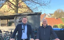 Bürgermeister Stefan Wörner und FSG-Lehrer Andreas Reinert mit den neu aufgestellten farbigen Müllbehältern auf dem Schulgelände