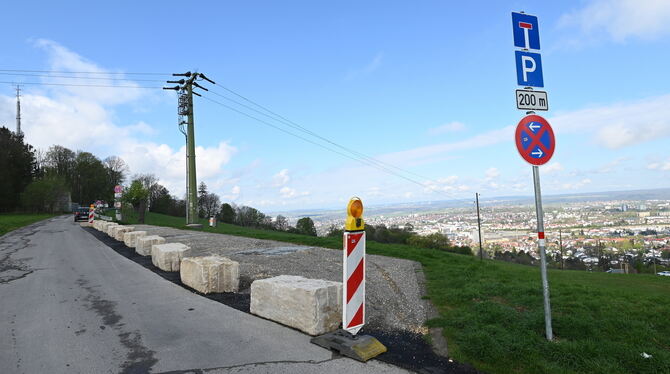 Parkplatz Scheibengipfel Autoposer Aus die Maus für Autoposer: Steine verhindern, dass irgendwer auf dem Scheibengipfel mit Ausblick ins Tal parkt. Demnächst komme