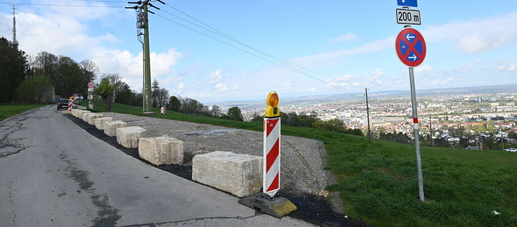Aus die Maus für Autoposer: Steine verhindern, dass irgendwer auf dem Scheibengipfel mit Ausblick ins Tal parkt. Demnächst komme