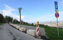 Aus die Maus für Autoposer: Steine verhindern, dass irgendwer auf dem Scheibengipfel mit Ausblick ins Tal parkt. Demnächst komme