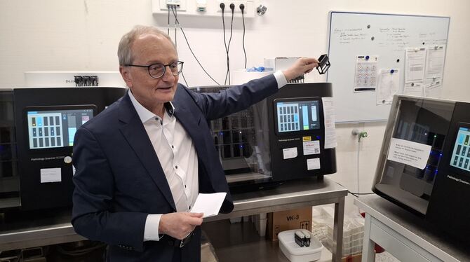 Pathologie Ist das Krebs und wenn ja, welcher? Prof. Dr. med. Falko Fend, Ärztlicher Direktor des Instituts für Pathologie und Neuropathol
