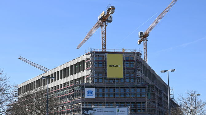 Neues Landratsamt Von oben nach unten wird das neue Landratsamt fertig gebaut. Gut zu sehen, wie die Klinkerfassade im Sonnenlicht strahlt.