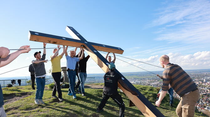 2025-04-16 Kreuz,Georgenberg,Evangelische Kirchengemeinde Pfullingen,CVJM Pfullingen Geballte Manneskraft: nach schweißtreibendem Aufstieg auf den Georgenberg stellen die Ehrenamtlichen das Kreuz auf.