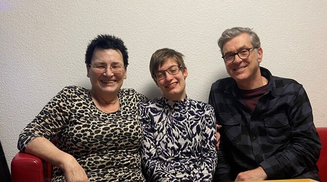 Begleitetes Wohnen Pflege Uschi Schicke (links) hat die junge Karin Märthesheimer bei sich aufgenommen, um sie zu pflegen und für sie da zu sein. Der Sozi